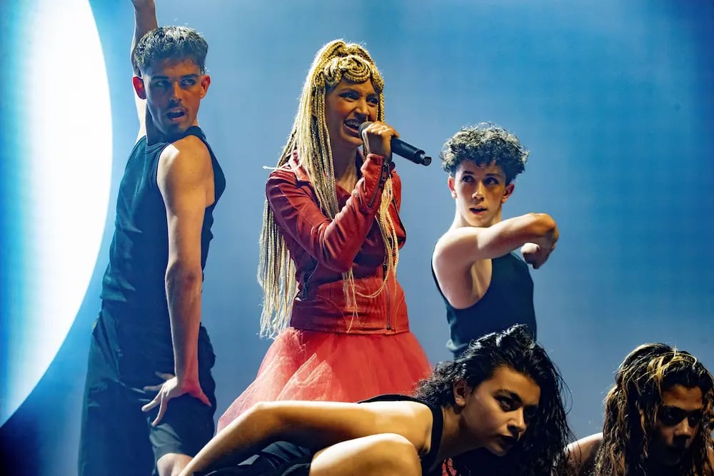 Frankrike: Monroe med bidraget 'Regarde !'